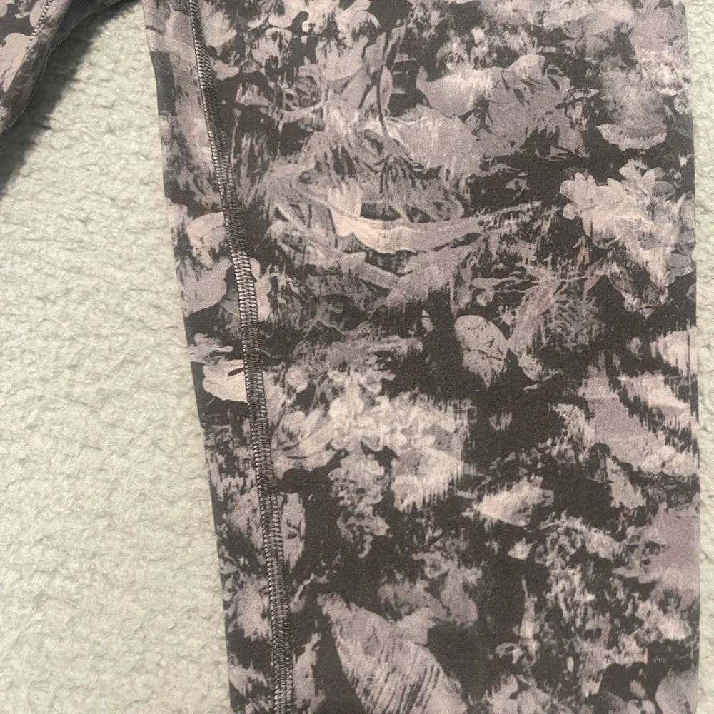 Lululemon Size 4 Floral Illusion Ice Grey Multi Align Pant II 25”